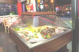carrelli refrigerati per esporre pesce fresco