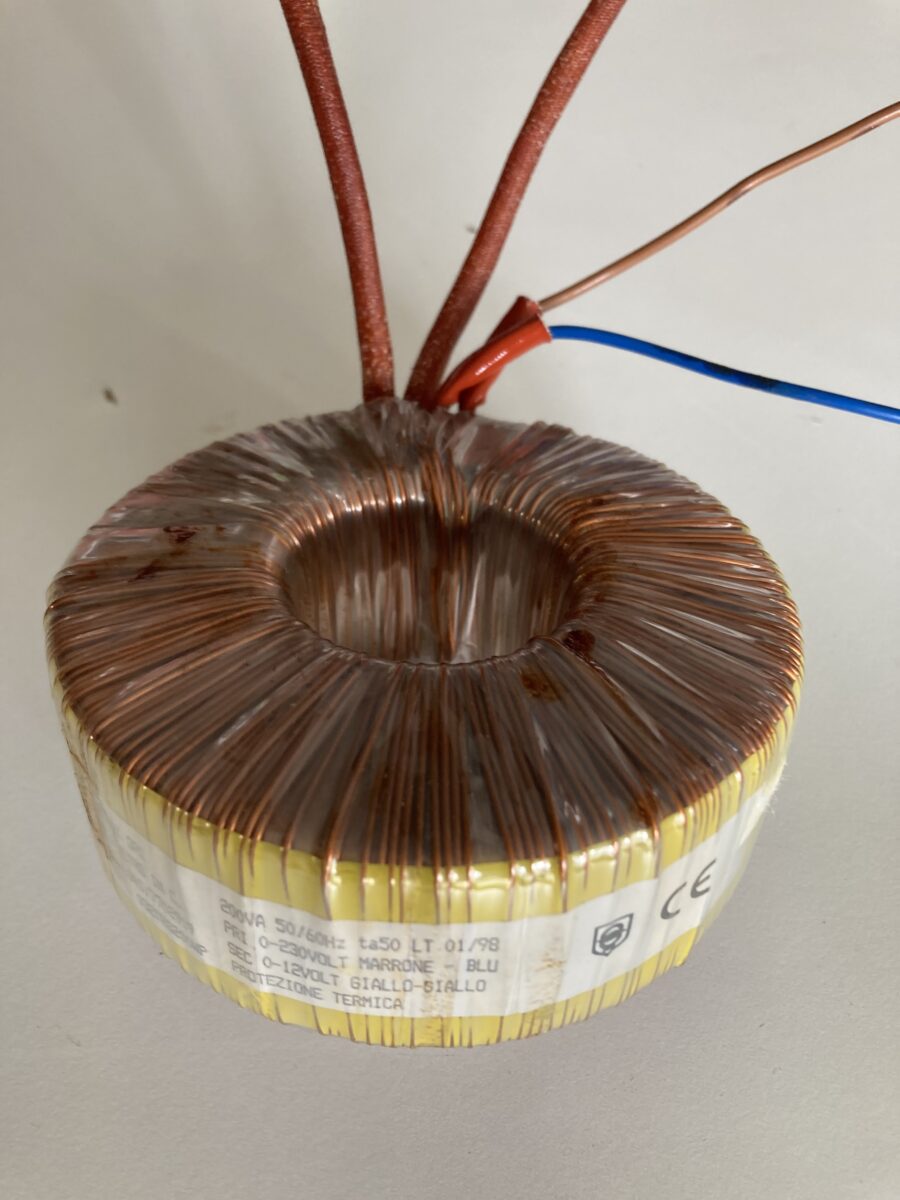 Trasformatori elettrici, potenza 200 watt. 300 watt. 400 watt.